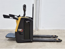 Transpaleta Electrica con plataforma caterpillar NPV20N3 (LITIO) - 3964002 | Europea de Carretillas