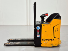 Transpaleta Electrica con plataforma mb forklift KPL201H - 3822003 | Europea de Carretillas