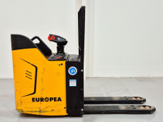 Transpaleta Electrica con plataforma mb forklift KPL201H - 3822003 | Europea de Carretillas