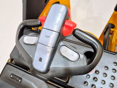 Transpaleta Electrica con plataforma mb forklift KPL201H - 3822003 | Europea de Carretillas