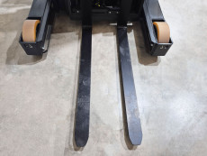 Carretilla Retractil conductor sentado caterpillar NR16N3H (Litio) - 3908006 | Europea de Carretillas