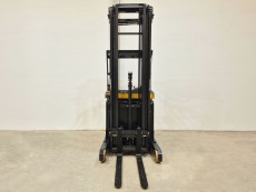 Carretilla Retractil conductor sentado caterpillar NR14N3C - 3963002 | Europea de Carretillas