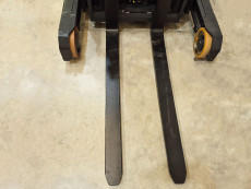 Carretilla Retractil conductor sentado caterpillar NR14N3C - 3963002 | Europea de Carretillas