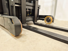 Carretilla Retractil conductor sentado caterpillar NR14N3C - 3963002 | Europea de Carretillas