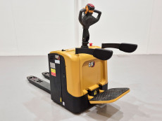 Transpaleta Electrica con plataforma caterpillar NPV20QL (Litio) - 3930002 | Europea de Carretillas