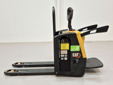Transpaleta Electrica con plataforma caterpillar NPV20N3 (LITIO) - 3964012 | Europea de Carretillas