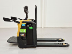 Transpaleta Electrica con plataforma caterpillar NPV20N3 (LITIO) - 3964012 | Europea de Carretillas