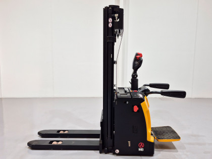 Apilador Electrico con plataforma mb forklift RSL161 (Litio) 24V 205Ah - 4053009 | Europea de Carretillas