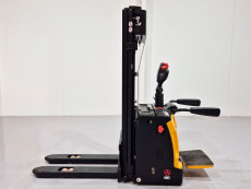 Apilador Electrico con plataforma mb forklift RSL161 (Litio) 24V 205Ah - 4053009 | Europea de Carretillas