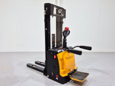 Apilador Electrico con plataforma mb forklift RSL161 (Litio) 24V 205Ah - 4053009 | Europea de Carretillas
