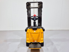 Apilador Electrico con plataforma mb forklift RSL161 (Litio) 24V 205Ah - 4053009 | Europea de Carretillas