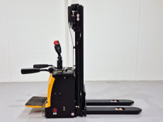 Apilador Electrico con plataforma mb forklift RSL161 (Litio) 24V 205Ah - 4053009 | Europea de Carretillas