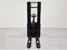 Apilador Electrico con plataforma mb forklift RSL161 (Litio) 24V 205Ah - 4053009 | Europea de Carretillas