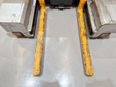 Carretilla Retractil conductor sentado mb forklift RSEW125 - 3817001 | Europea de Carretillas