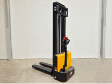 Apilador Electrico conductor a pie - Capacidad 1200 Kg - Elevación estandar AP12