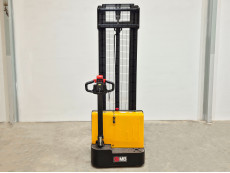 Apilador Electrico conductor a pie - Capacidad 1200 Kg - Elevación estandar AP12