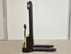 Apilador Electrico conductor a pie - Capacidad 1200 Kg - Elevación estandar AP12