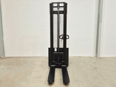 Apilador Electrico conductor a pie - Capacidad 1200 Kg - Elevación estandar AP12