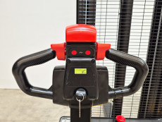 Apilador Electrico conductor a pie - Capacidad 1200 Kg - Elevación estandar AP12