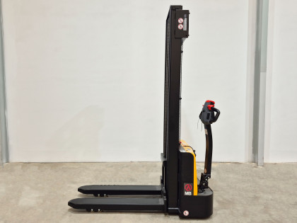Apilador Electrico conductor a pie - Capacidad 1200 Kg - Elevación estandar AP12