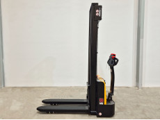 Apilador Electrico conductor a pie - Capacidad 1200 Kg - Elevación estandar AP12