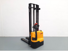 Apilador Electrico conductor a pie - Capacidad 1500 Kg - Elevación estandar AP15