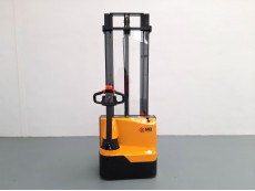 Apilador Electrico conductor a pie - Capacidad 1500 Kg - Elevación estandar AP15