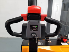 Apilador Electrico conductor a pie - Capacidad 1500 Kg - Elevación estandar AP15