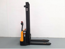 Apilador Electrico conductor a pie - Capacidad 1500 Kg - Elevación estandar AP15