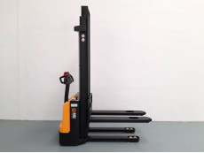 Apilador Electrico conductor a pie - Capacidad 1500 Kg - Elevación estandar AP15