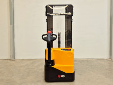 Apilador Electrico conductor a pie - Capacidad 1600 Kg y 2000 Kg - Elevación libre y mástil triple AP16 AP20