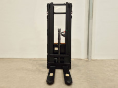 Apilador Electrico conductor a pie - Capacidad 1600 Kg y 2000 Kg - Elevación libre y mástil triple AP16 AP20