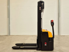 Apilador Electrico conductor a pie - Capacidad 1600 Kg y 2000 Kg - Elevación libre y mástil triple AP16 AP20